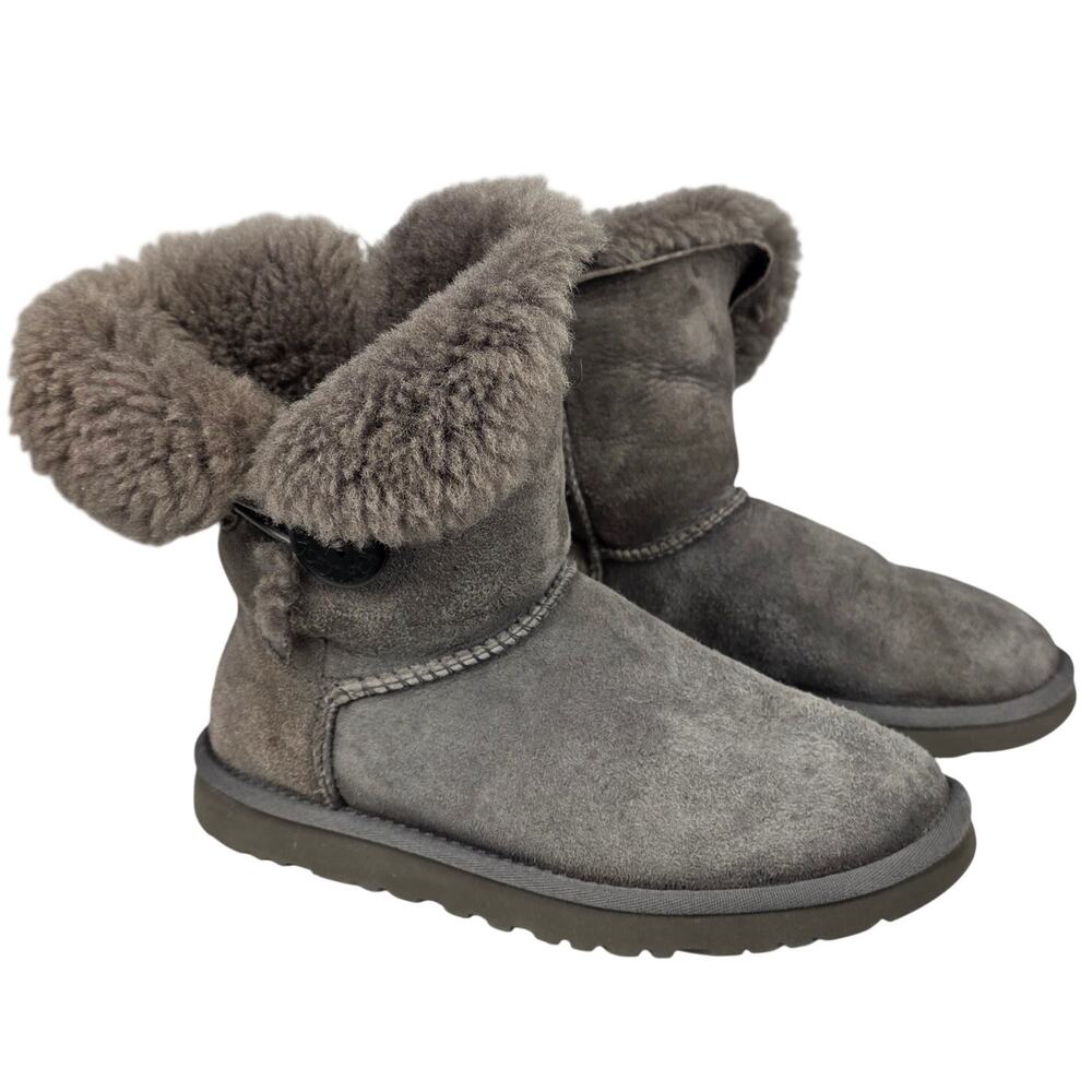 UGG BAILEY BUTTON BOOTS – GRAY – WOMEN’S SIZE 6 – STYLE 5803 – SHEEPSKIN LINING